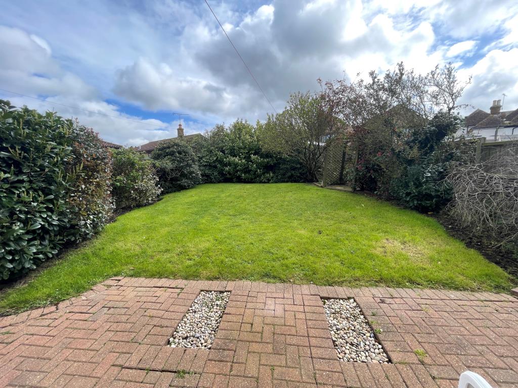 Lot: 118 - CHALET BUNGALOW FOR STRUCTURAL REPAIR - Garden with patio